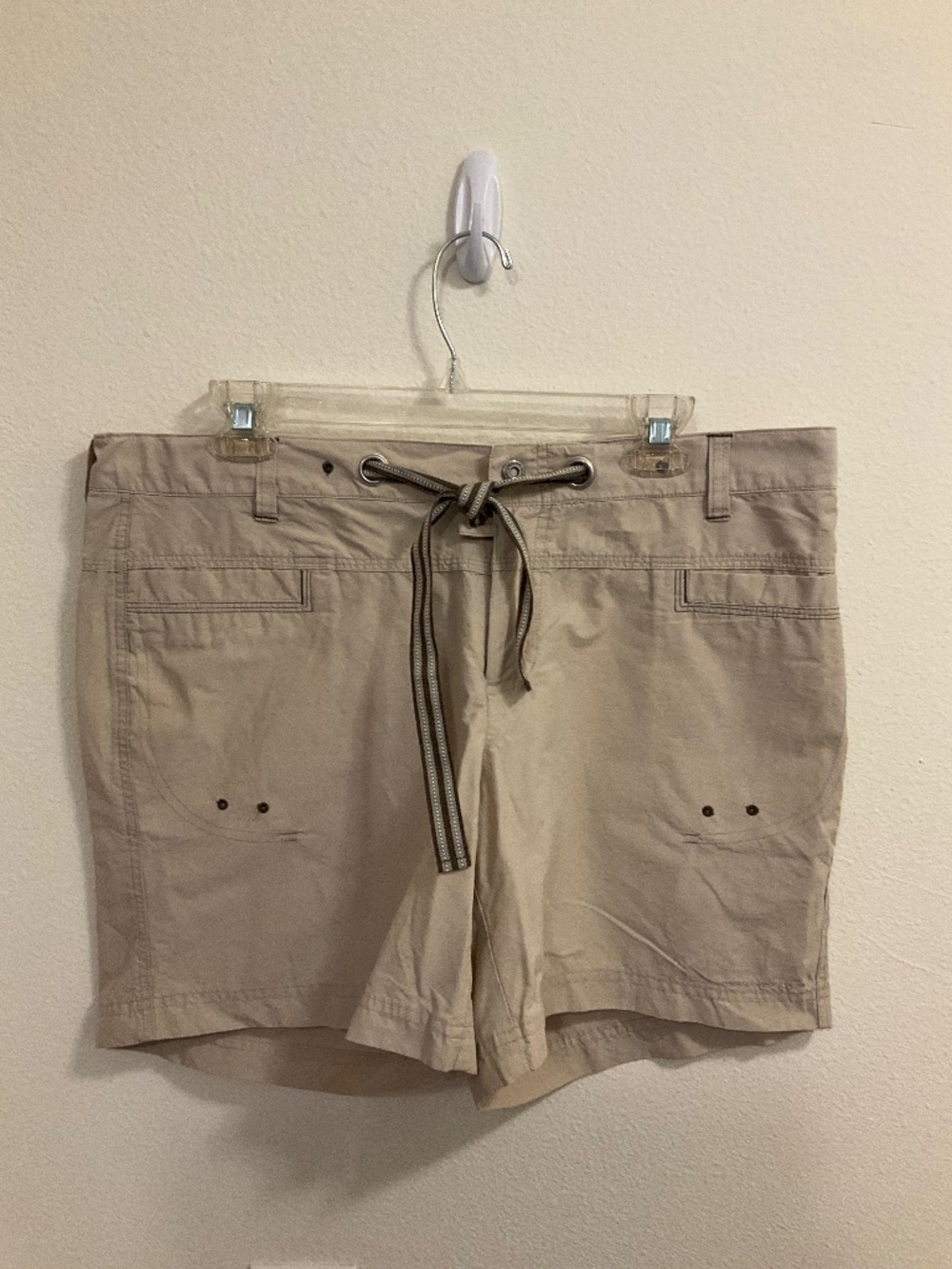 "Columbia"- Wms Khaki/Beige Omni-Shade Shorts Size Lg